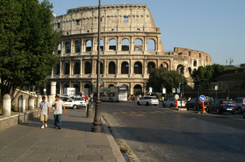 Rome: Colosseum gezien vanaf de Via dei Fori Imperiali